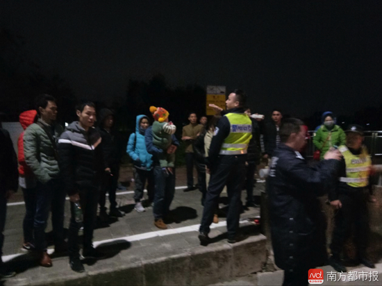 核载44人大巴载客82人，被查后，超载的客人下车后正在等待。通讯员供图