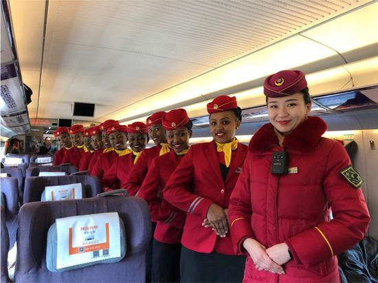 2018年2月8日，肯尼亚女乘务员同天津客运段列车长王祝君合影。（中国路桥供图）