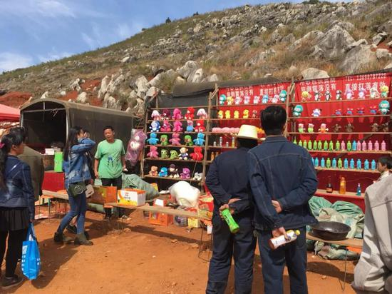 ▷举行山花节的山坳形成了一个自然的集市