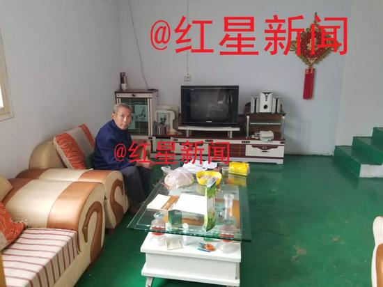 ▲张扣扣父亲在家中客厅&nbsp; &nbsp;图片来源：红星新闻