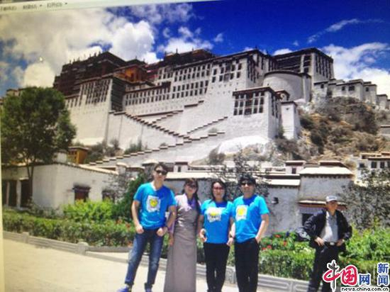 2014年，一家人在布达拉宫的合影。