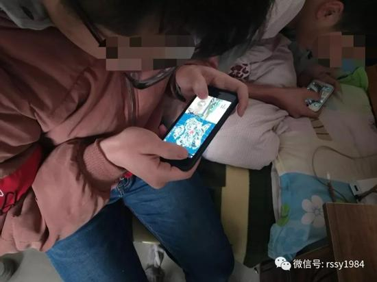 因为没暖气，村里的孩子喜欢趴在被窝一直玩到中午，有时候午饭也在床上解决。