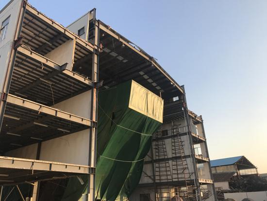 因触碰长江旁边的生态红线，宝船向内平移了近百米。