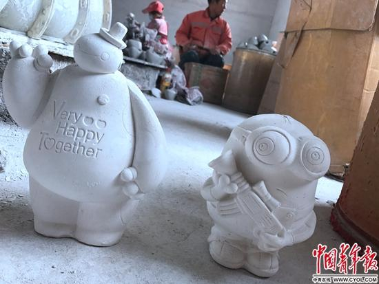 孙允兵的工厂里生产的“大白”与“小黄人”