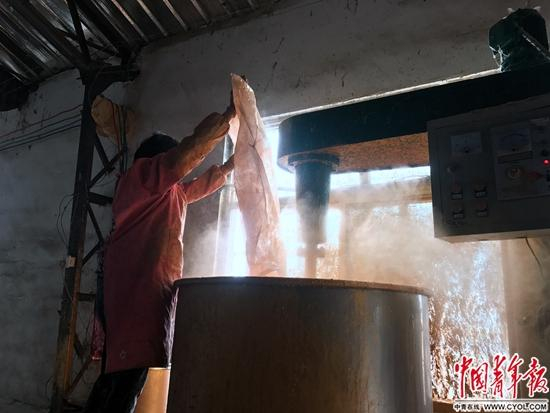 孙允兵的妻子将金粉倒入搅拌器