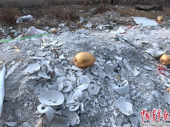 一只金蛋躺在废弃的石膏料上