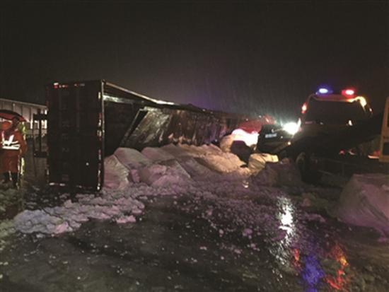 货车侧翻后又压住了两辆轿车。 扬子晚报 资料图