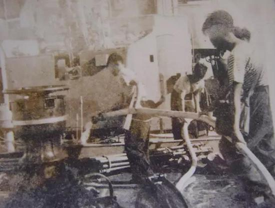 损毁严重被迫抢滩的389舰@杨宝和（389舰装弹手）