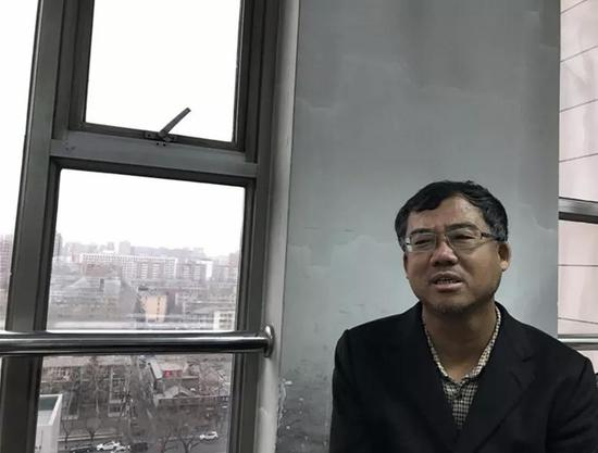 ▷儿子丧生后，高巨斌忙于打官司，瘦了四五十斤