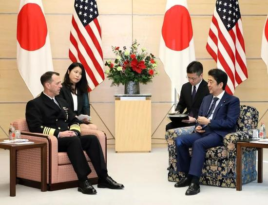 △安倍与美国海军作战部长（左）