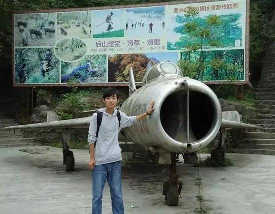 经历过地震后，强天林对部队产生兴趣。受访者供图