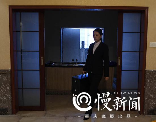 王馨连手提遗体整容工具准备开工