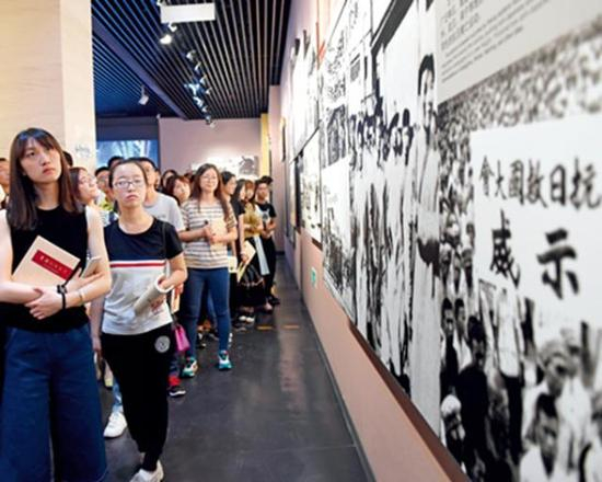 首都大学生走进中国人民抗日战争纪念馆参加“忆抗战 学党史 强党性”活动 罗晓光摄/本刊