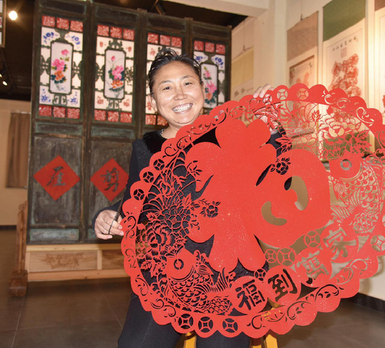 张岩松创作的迎春窗花。