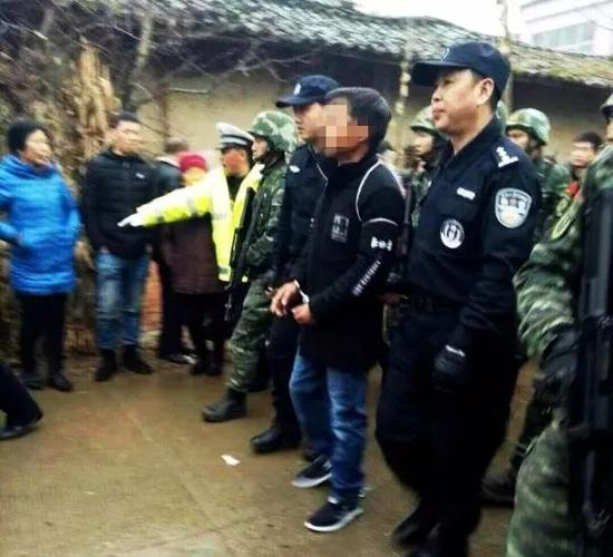 ▲&nbsp;犯罪嫌疑人张扣扣指认犯罪现场。