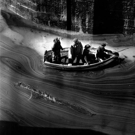 ▲英国康沃尔郡锡利群岛附近海域被油污覆盖（图自：BBC）