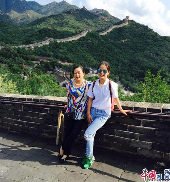 茜丹带妈妈游览长城。