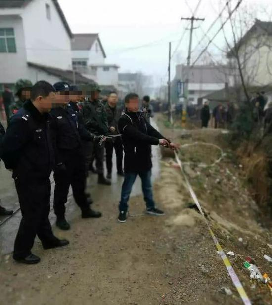 犯罪嫌疑人张扣扣指认犯罪现场&nbsp; &nbsp;图据网络