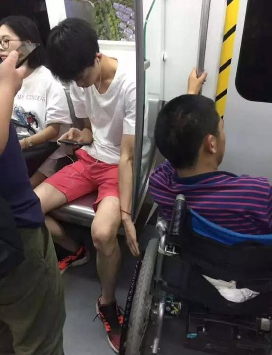 人为什么要善良？也许就在于这一路我们拥抱了太多来自陌生人的善意，不愿转身就将它踩在脚下，辜负这份温暖和美好。