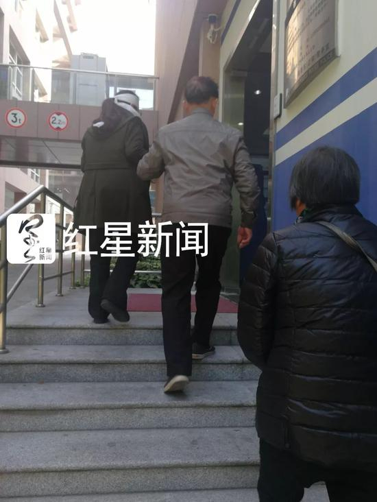 　　▲12月18日，欧建新家属和中兴网信公司两名法务代表进行协商，丁兰裹着白色头巾 图片来源：红星新闻