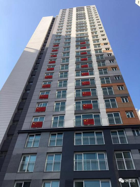 ▲中国代表团团部和运动员们住的805号楼已经挂满国旗。