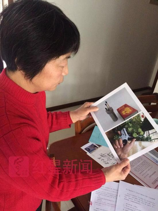 ▲于文萍向红星新闻展示儿子郑宇哲火柴枪案材料 图片来源：红星新闻