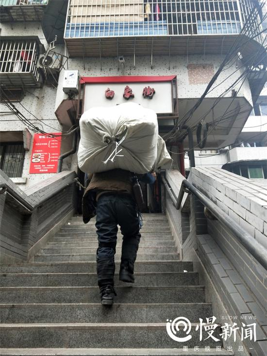 △居民背大包货物爬楼