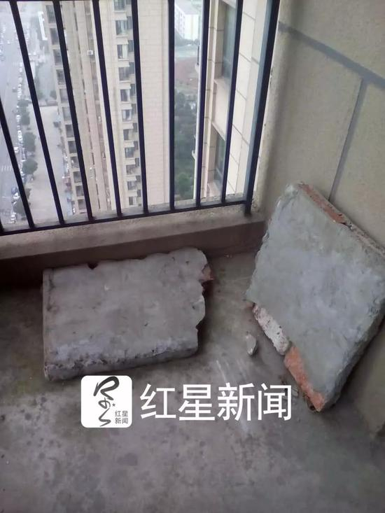 ▲事发后，卜华鹏到28栋楼上发现多处楼梯间的垃圾里有红砖块 图片来源：红星新闻