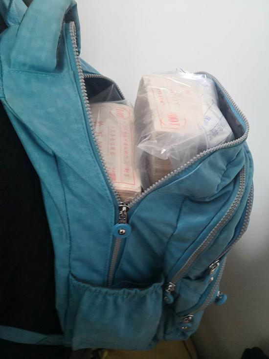 60万现金。宿迁洋河镇警方供图