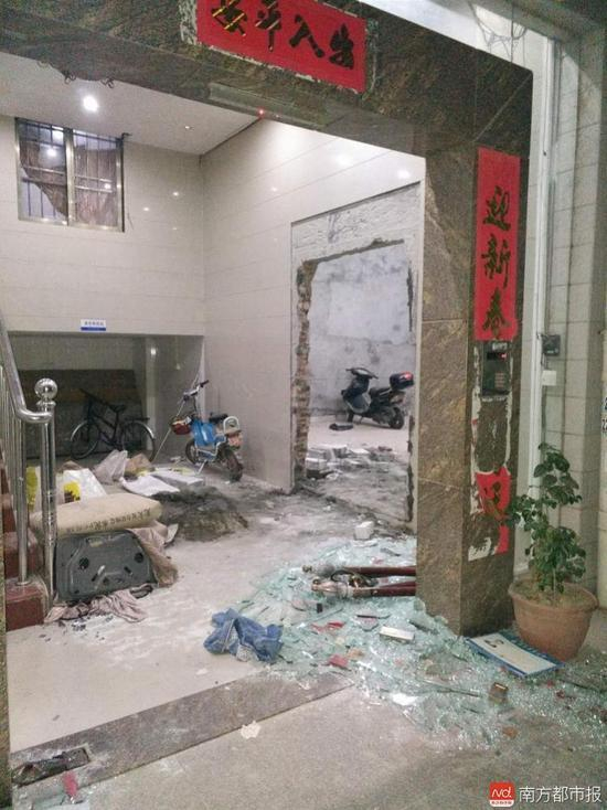 民房被打砸后的现场。