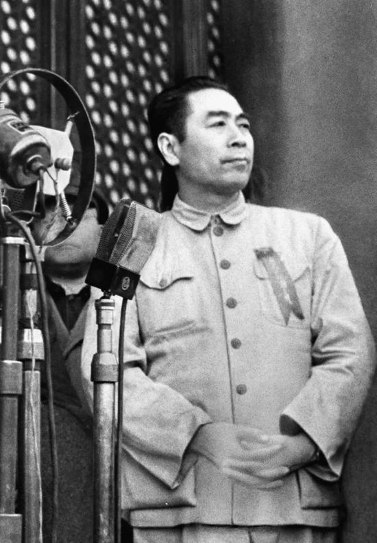  1949年10月1日，周恩来在北京天安门城楼上参加中华人民共和国成立大典。同日，在中央人民政府委员会第一次会议上，周恩来被任命为政务院总理兼外交部长。新华社发