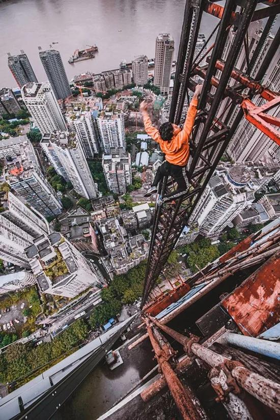 巴克参加高空极限运动。 巴克供图