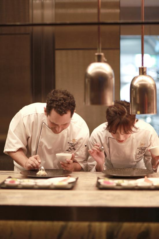 江疏影还与香格里拉主厨一同前往博罗市场采购食材，并亲自参与到制作。