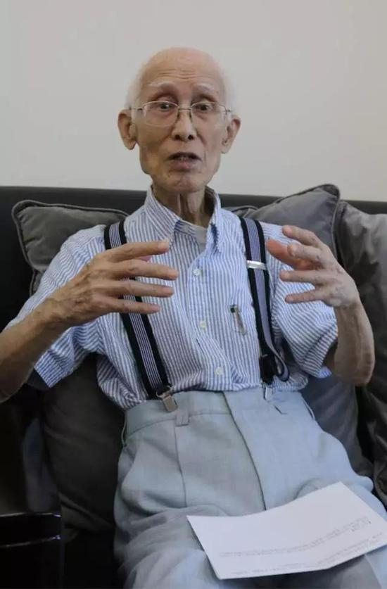 余光中先生说话不疾不徐，思维敏捷。秦红摄。