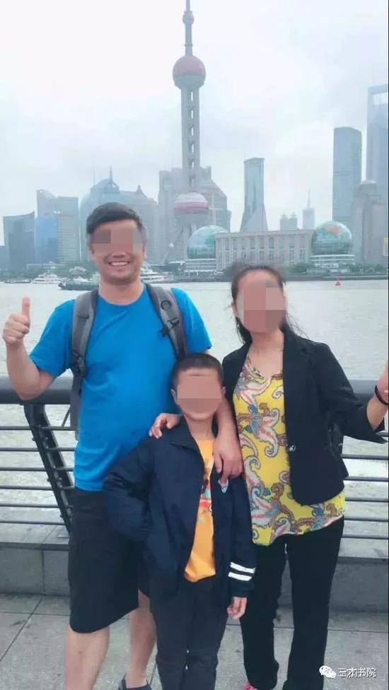 ▲欧建新和妻子儿子的合影&nbsp; 图据网络