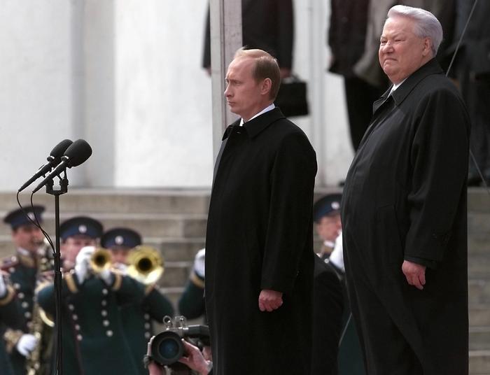 2000年5月7日，普京（左）在就职仪式完毕后，陪同俄罗斯前总统叶利钦（右）走出克里姆林宫。当天，普京宣誓就职俄罗斯总统。图源新华社