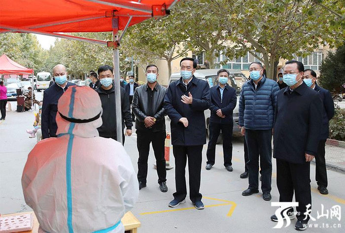 　　10月25日，自治区党委书记陈全国到喀什地区调研疫情防控工作。这是陈全国在喀什市一处居民免费核酸检测点同医务人员亲切交谈，向奋战在疫情防控一线的医护人员和社区工作者表示衷心感谢和亲切慰问。全媒体记者摄