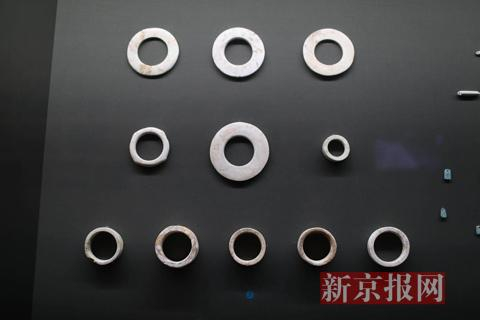 出土的各种玉器。新京报记者 浦峰 摄