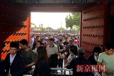 下午两点，依然有很多游客排队入园。