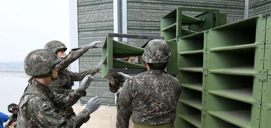韩国军人在拆除对朝扩音器