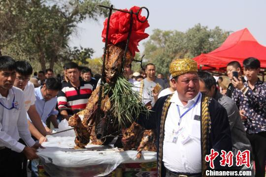 烧烤大师莫明·吾甫尔将最尊贵的礼物奉献给中外游客。　李昂 摄