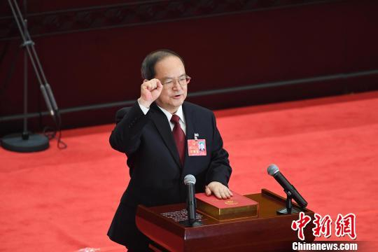 图为鹿心社向宪法宣誓。　俞靖　摄