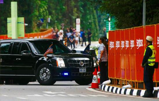 美国总统特朗普的专车在6月12日上午8点20分左右抵达新加坡圣淘沙岛上的嘉佩乐酒店。