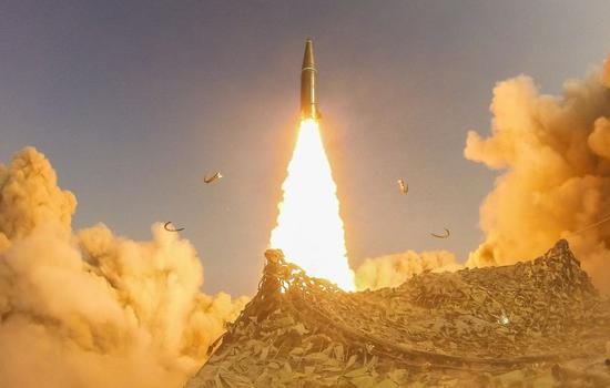 图为从地面上拍摄的SS-26战术导弹升空瞬间。