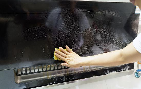 　　擦洗抽油烟机和灶台是劳拉每天晚饭后必须要做的工作。刘欣并没有做这样的要求，但劳拉自己觉得每天做完饭后厨房都“太脏了”，一定要清洁一遍。