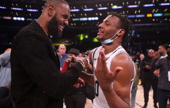 2021年12月，美国洛杉矶，詹姆斯现场为儿子布朗尼的比赛助阵。&nbsp; 图/IC photo