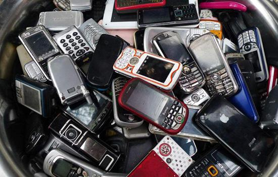 废旧的手机。资料图