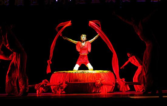 跳“鼓”舞的廖智 视觉中国 图