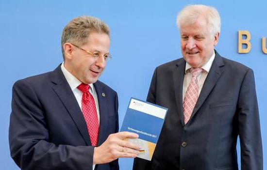 　　马森和泽霍费尔，后者也是默克尔移民政策的坚定反对者，同时反对土耳其加入欧盟（图片来源：德国之声）