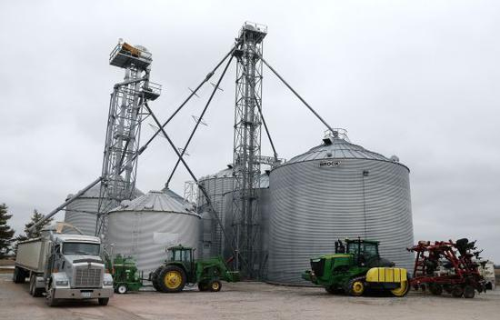 　　艾奥瓦州是美国仅次于加利福尼亚州的第二大农业州。美国大豆协会主席海斯多费尔4月4日发表声明，呼吁特朗普政府以“建设性”姿态解决与中国的贸易摩擦。图为位于美国艾奥瓦州得梅因的金伯利农场。（汪平 摄）